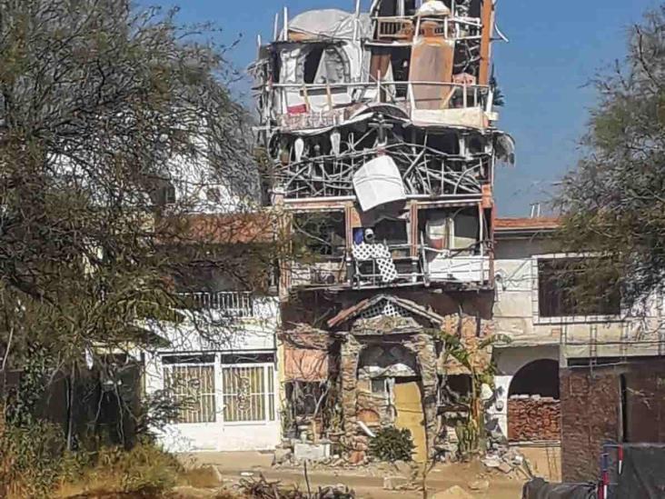 Casa de 4 pisos con materiales de desecho desafía a la gravedad