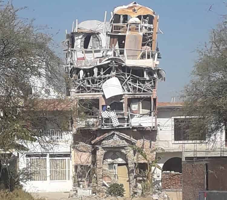 Casa de 4 pisos con materiales de desecho desafía a la gravedad