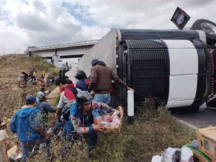 Hacen rapiña tras volcadura de camión cargado de frutas y verduras en Amatlán