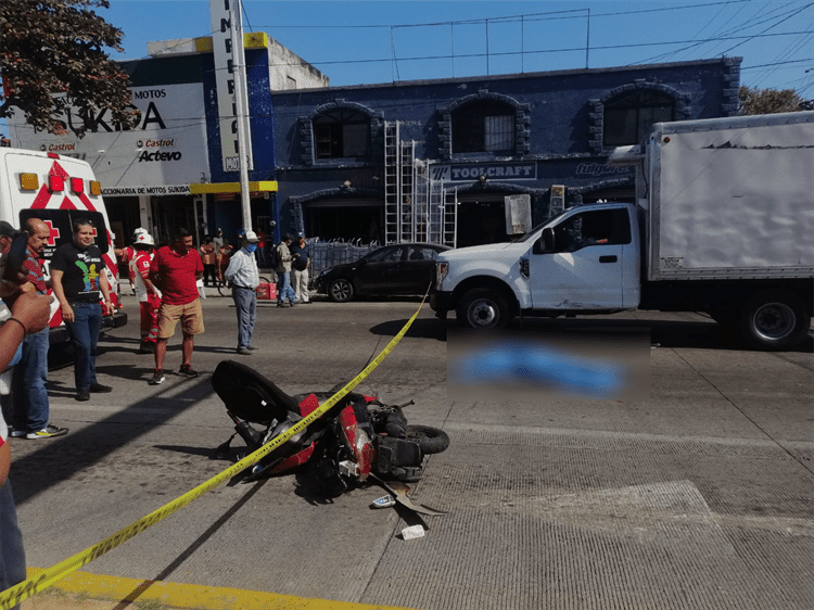 Mujer pierde la vida tras chocar contra camioneta en la avenida Allende, en Veracruz