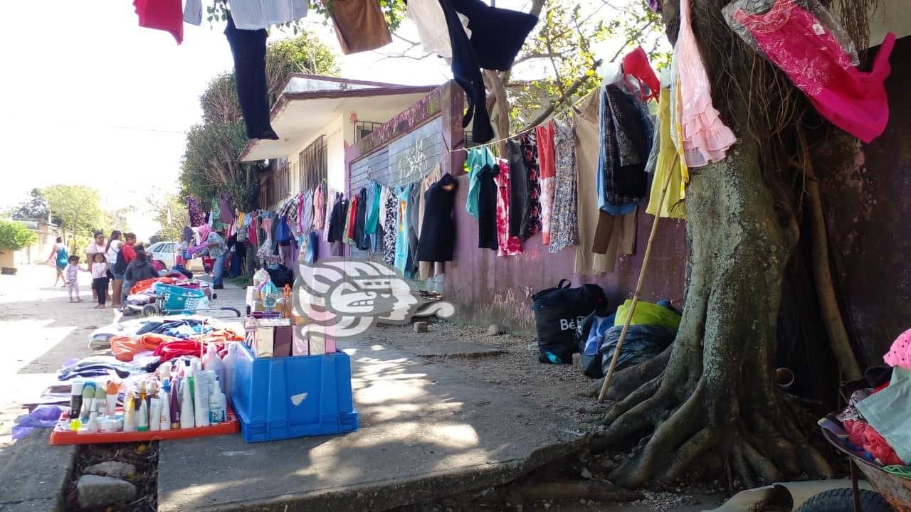 Hacen tianguis de ropa, para subsistir en Coatzacoalcos