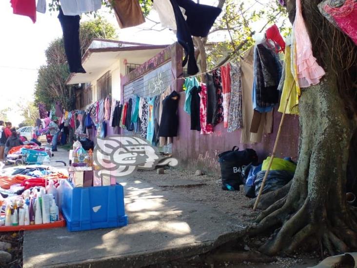 Hacen tianguis de ropa, para subsistir en Coatzacoalcos