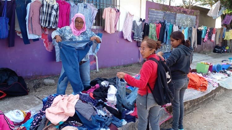 Hacen tianguis de ropa, para subsistir en Coatzacoalcos