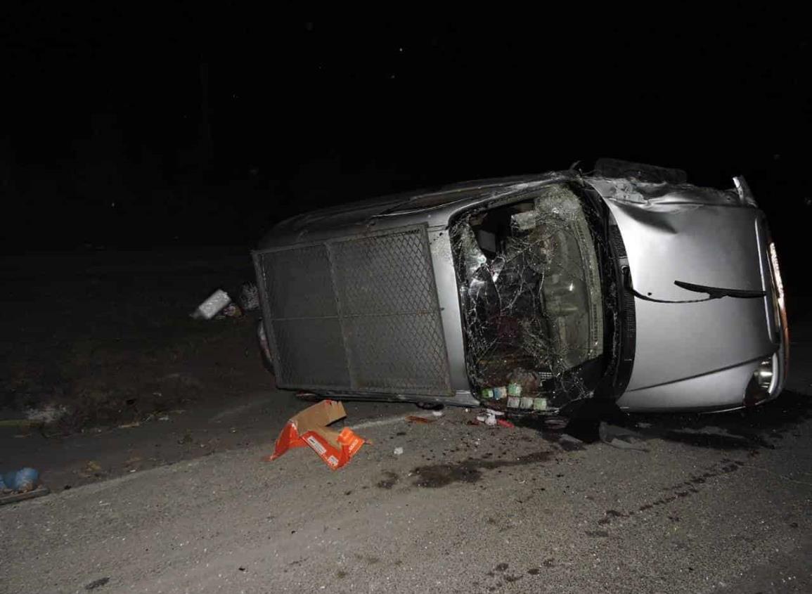 Automóvil y camioneta vuelcan al chocar en Tres Valles