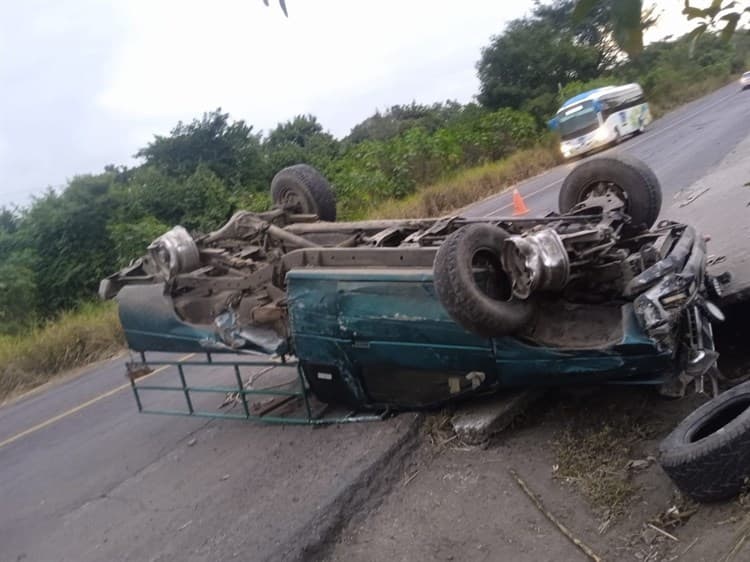 Automóvil y camioneta vuelcan al chocar en Tres Valles