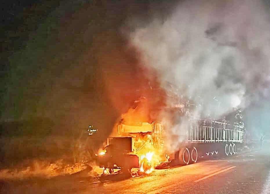 Se incendia camión cañero sobre la autopista Tinaja-Cosamaloapan