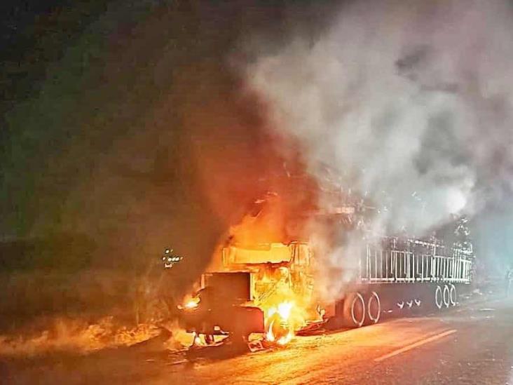 Se incendia camión cañero sobre la autopista Tinaja-Cosamaloapan