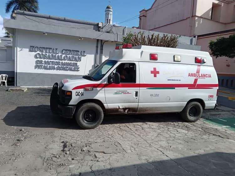 Motociclista se lesiona al chocar contra automóvil en Carlos A. Carrillo