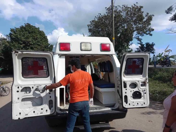 Motociclista se lesiona al chocar contra automóvil en Carlos A. Carrillo