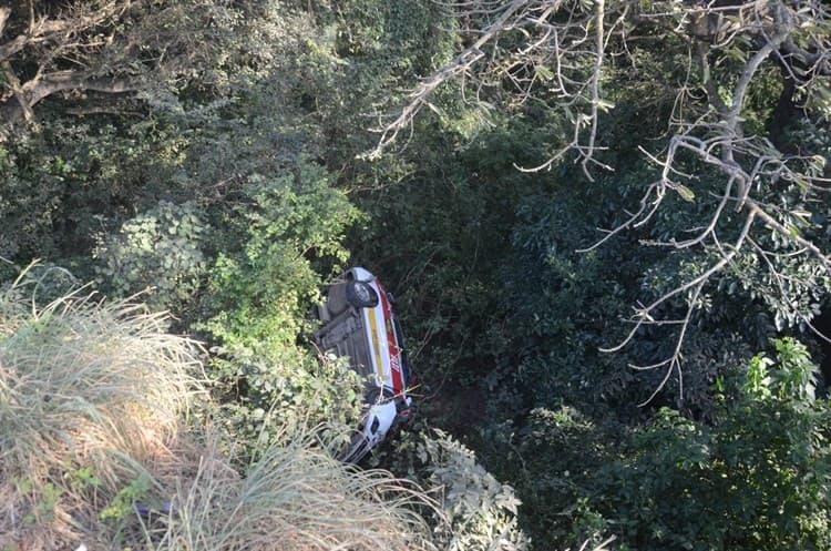 Taxista cae a desfiladero en el kilómetro 13.5 en Veracruz; vive de milagro(+Video)