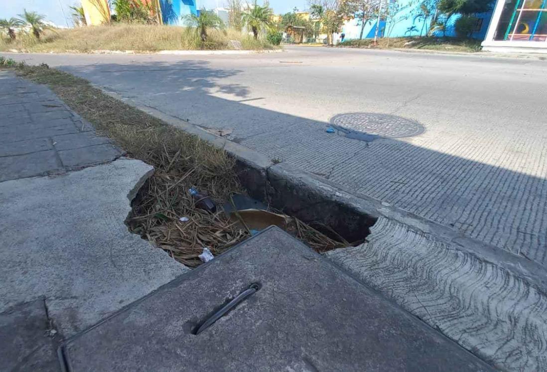 ¡Mega fractura! Urgen vecinos del fraccionamiento Xa’Na en Veracruz compongan banquetas fisuradas