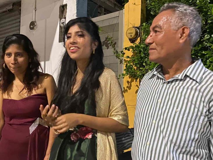 Ahora en Coatzacoalcos; plantan a quinceañera y desconocidos la festejan