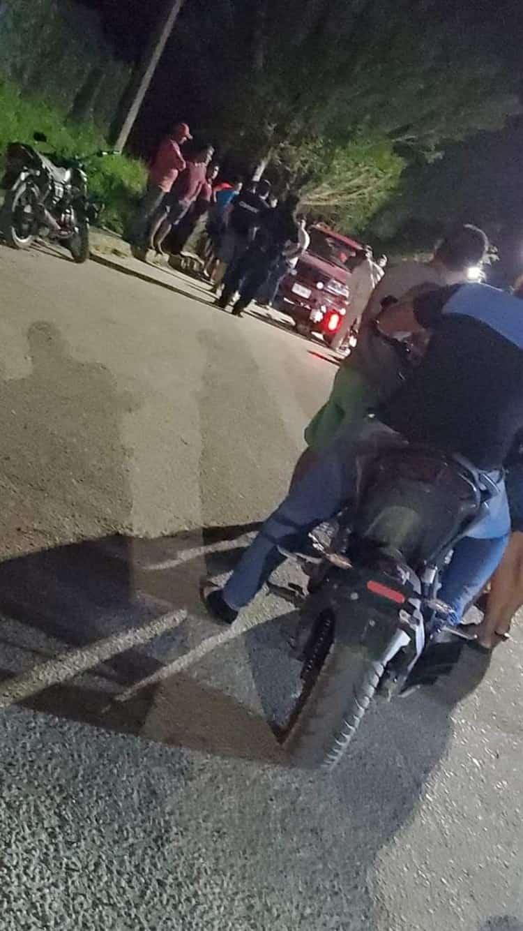 Colisiona motociclista contra camioneta en Villa Cuichapa