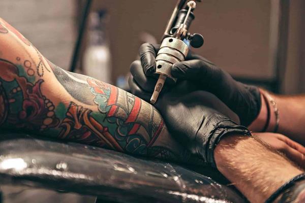 Adolescentes se valen de piercings y tatuajes como expresión y crítica social