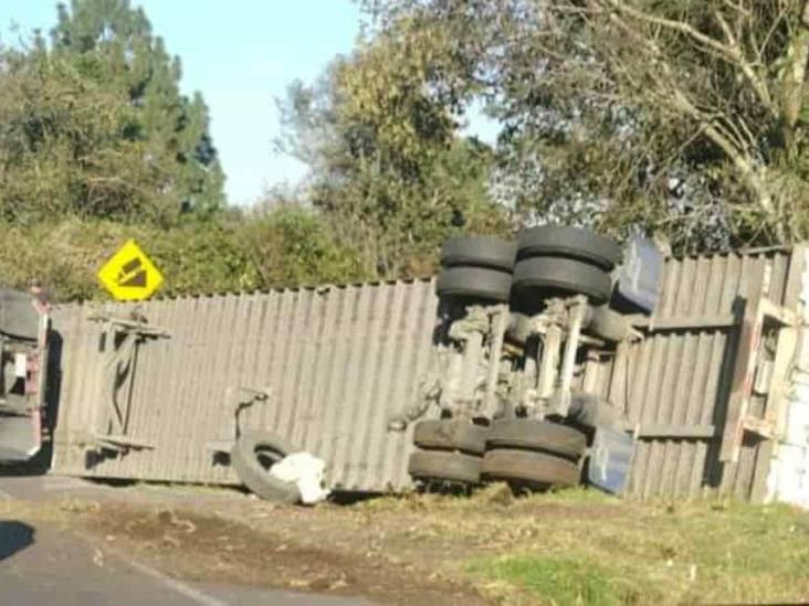 Vuelca tráiler cargado de abarrotes en Acajete