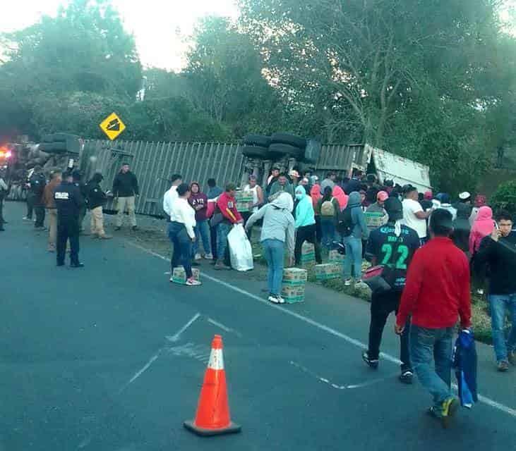 Vuelca tráiler cargado de abarrotes en Acajete