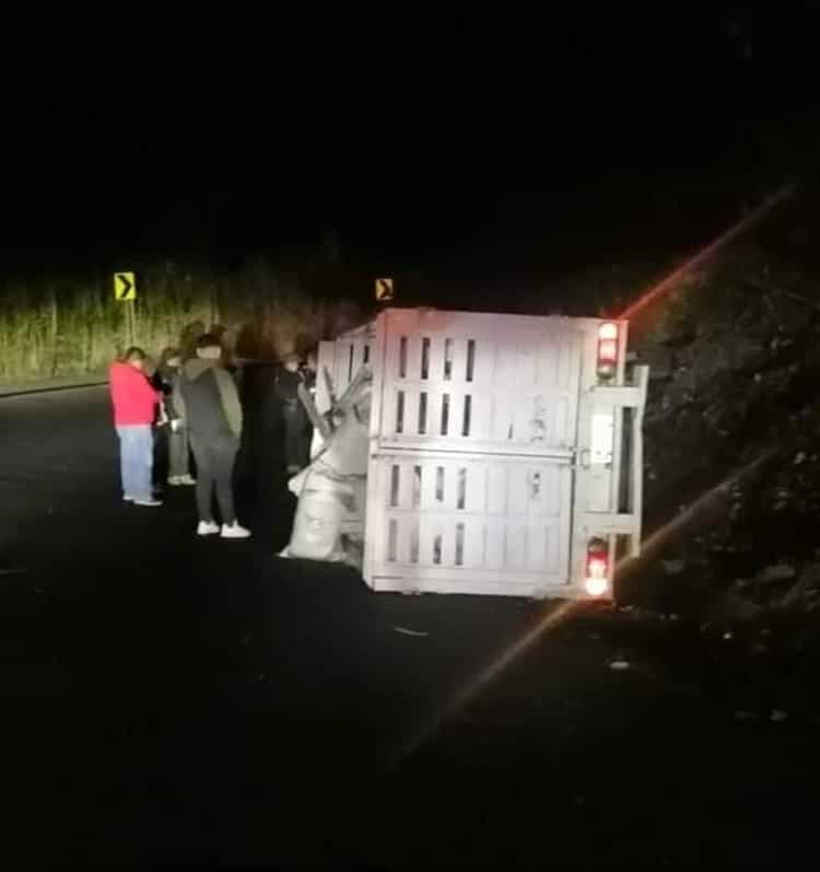 Sufre volcadura en carretera estatal de Misantla