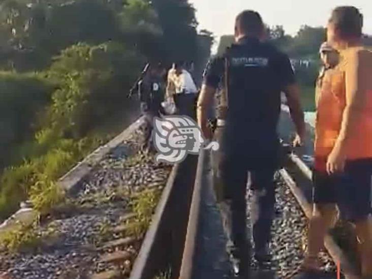 Rescata Policía de Cosoleacaque a mujer que intentaba arrojarse de un puente