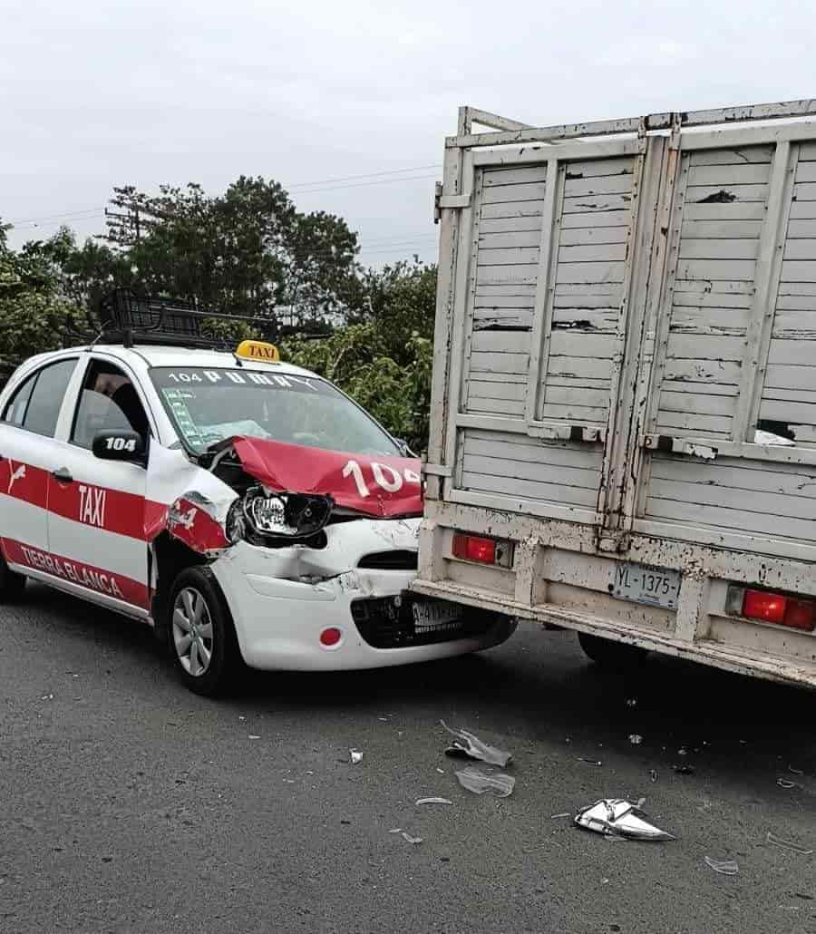 Chocan taxi y camioneta en carretera estatal de Tierra Blanca