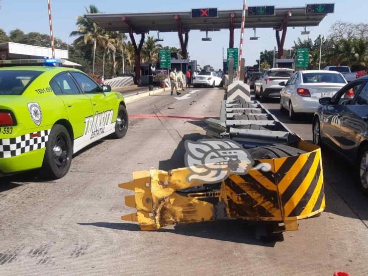 2 heridos deja choque de automóvil contra muro de caseta de Plan del Río