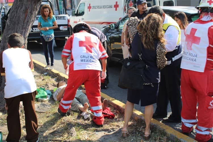 Camioneta atropella a mujer sobre la avenida Cuauhtémoc en Veracruz