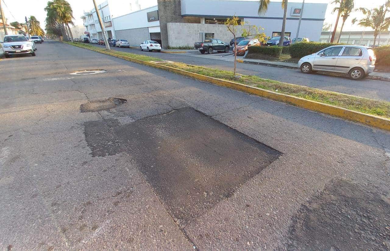 Reparan bache que se había formado en fraccionamiento de Boca del Río