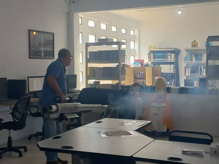 Aplican sanitizante en bibliotecas públicas de Coatzacoalcos