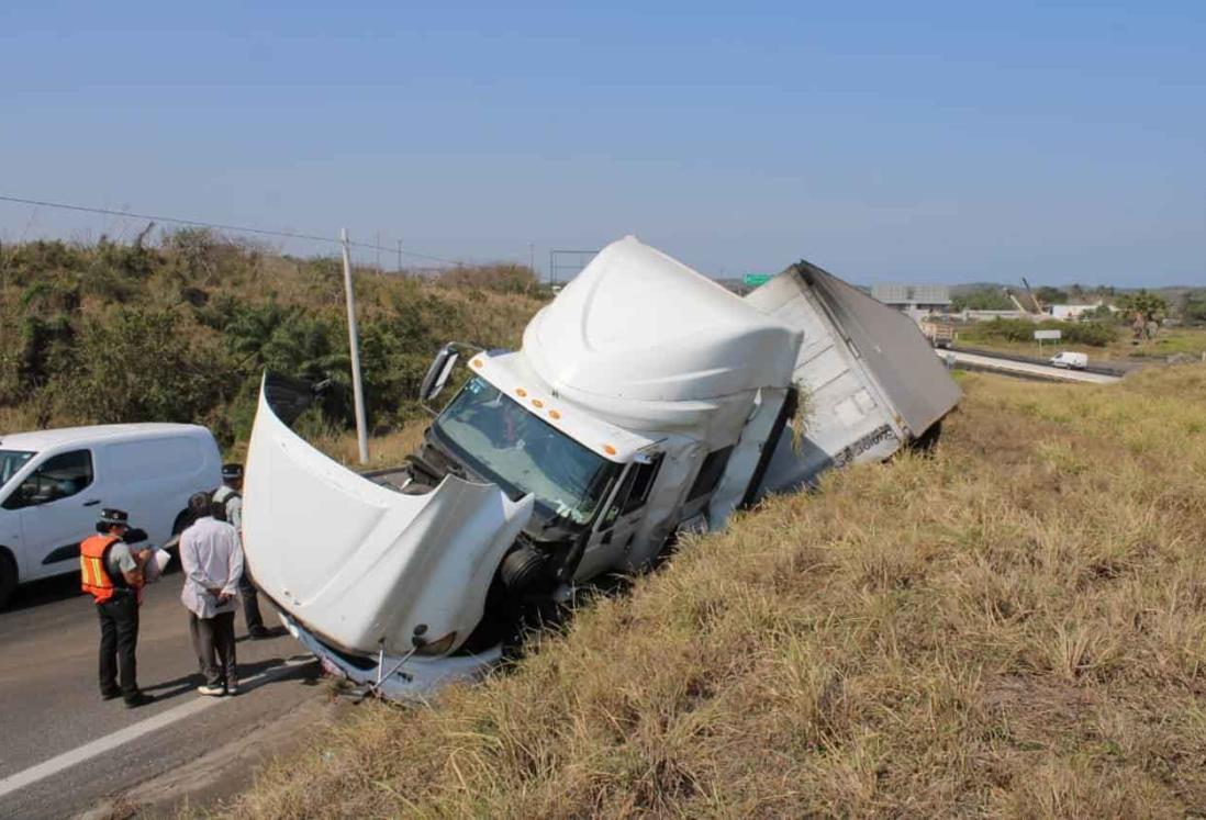 Tráiler termina en la cuneta tras perder el control en entrada a Veracruz