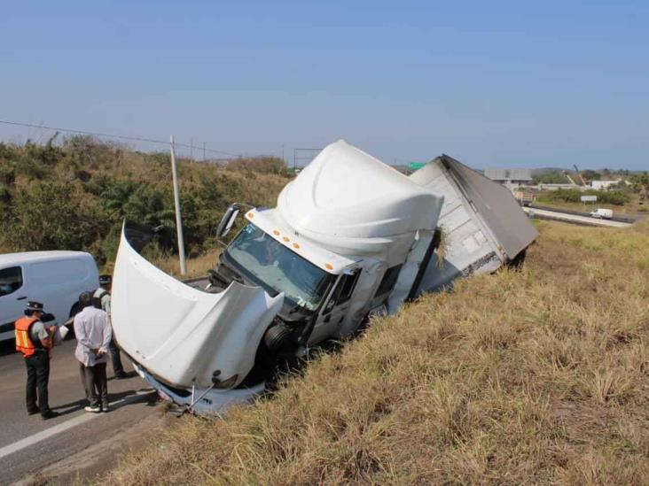 Tráiler termina en la cuneta tras perder el control en entrada a Veracruz