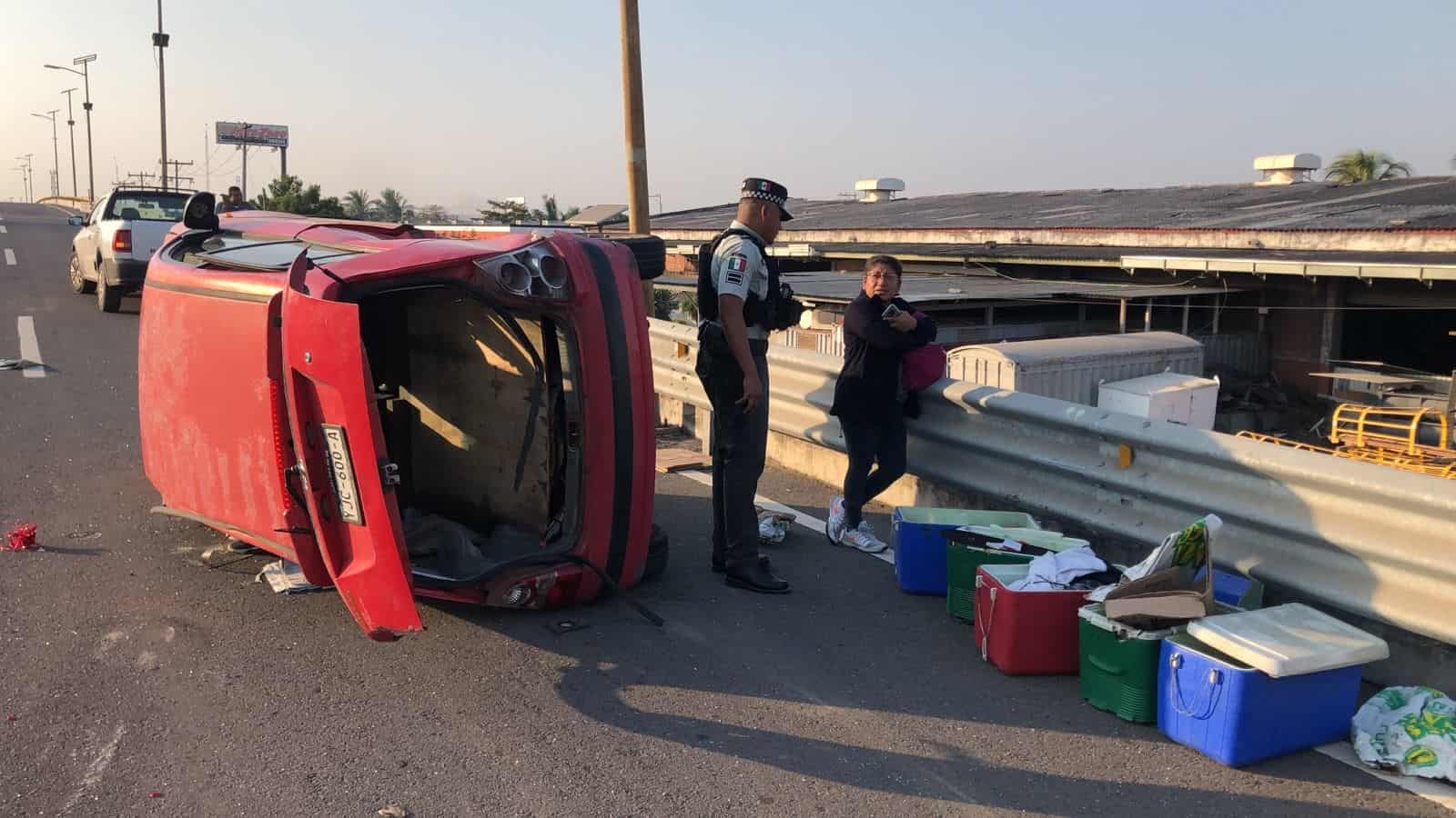 Vuelca automóvil sobre el puente de Las Amapolas en Veracruz; lo aventó otra unidad(+Video)