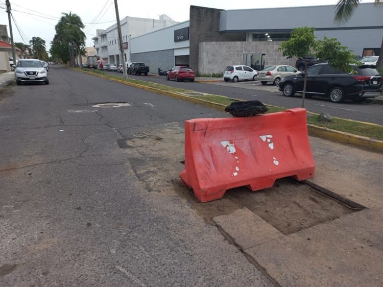 Reparan bache que se había formado en fraccionamiento de Boca del Río