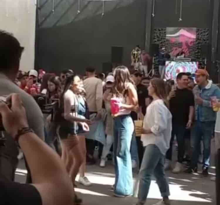 Con licuachela en mano fue captada Paola Rojas, mientras bailaba en Tepito (+Vídeo)