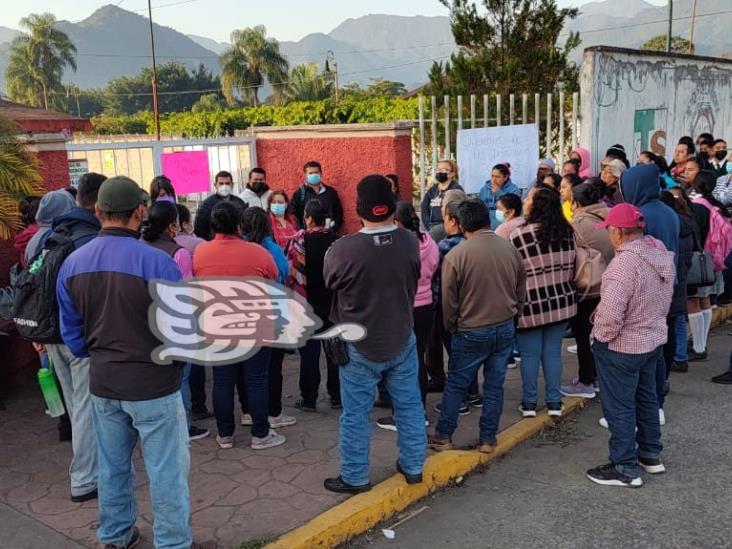 Padres de familia toman telesecundaria de Ixtaczoquitlán; exigen un maestro (+Video)