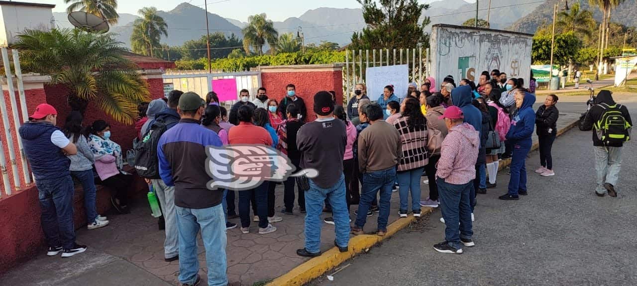 Padres de familia toman telesecundaria de Ixtaczoquitlán; exigen un maestro