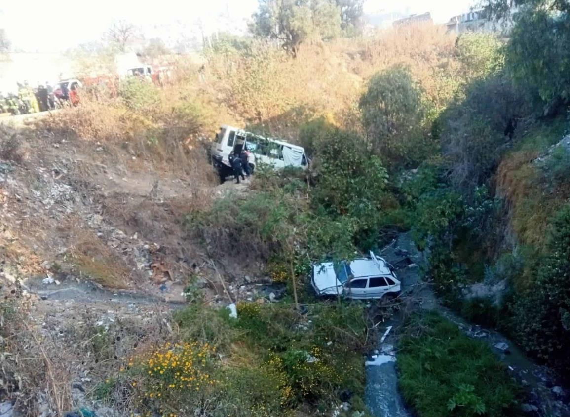 Microbús impacta dos autos; tres muertos en Naucalpan