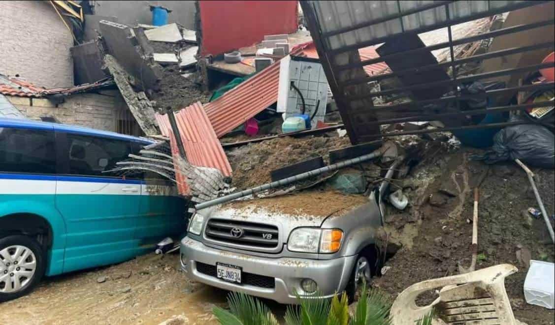 Tras lluvias, dos menores quedan sepultadas por talud en Tijuana