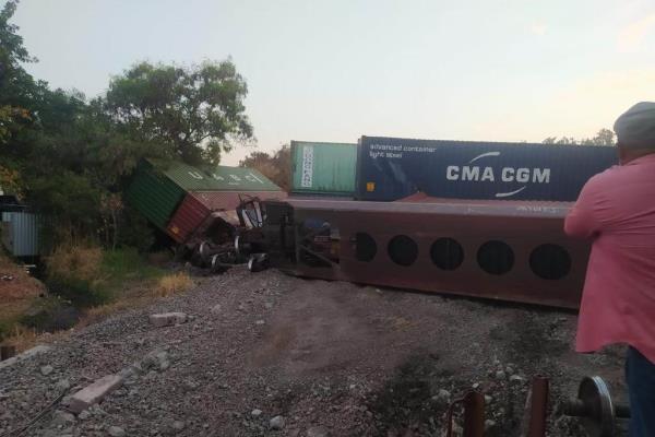 Tráiler intenta ganarle el paso al tren y provoca descarrilamiento, en Michoacán