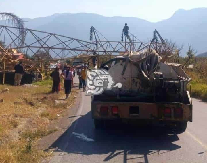 Camioneta choca y derriba torre de la CFE en Nogales