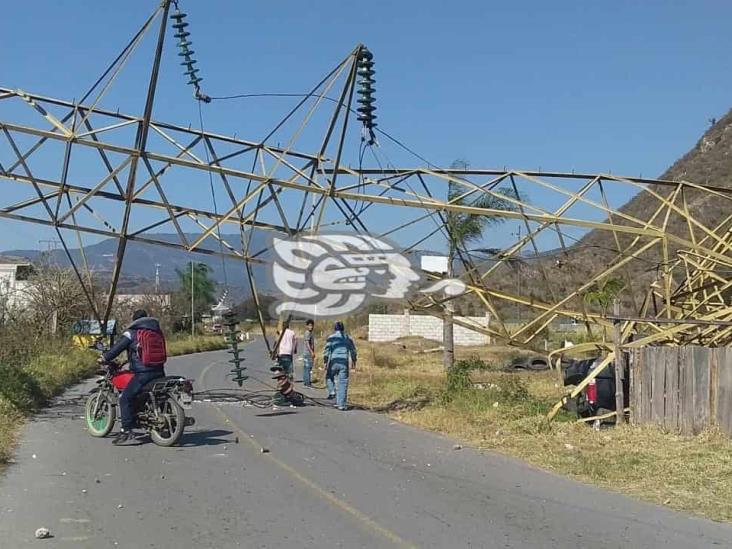 Camioneta choca y derriba torre de la CFE en Nogales