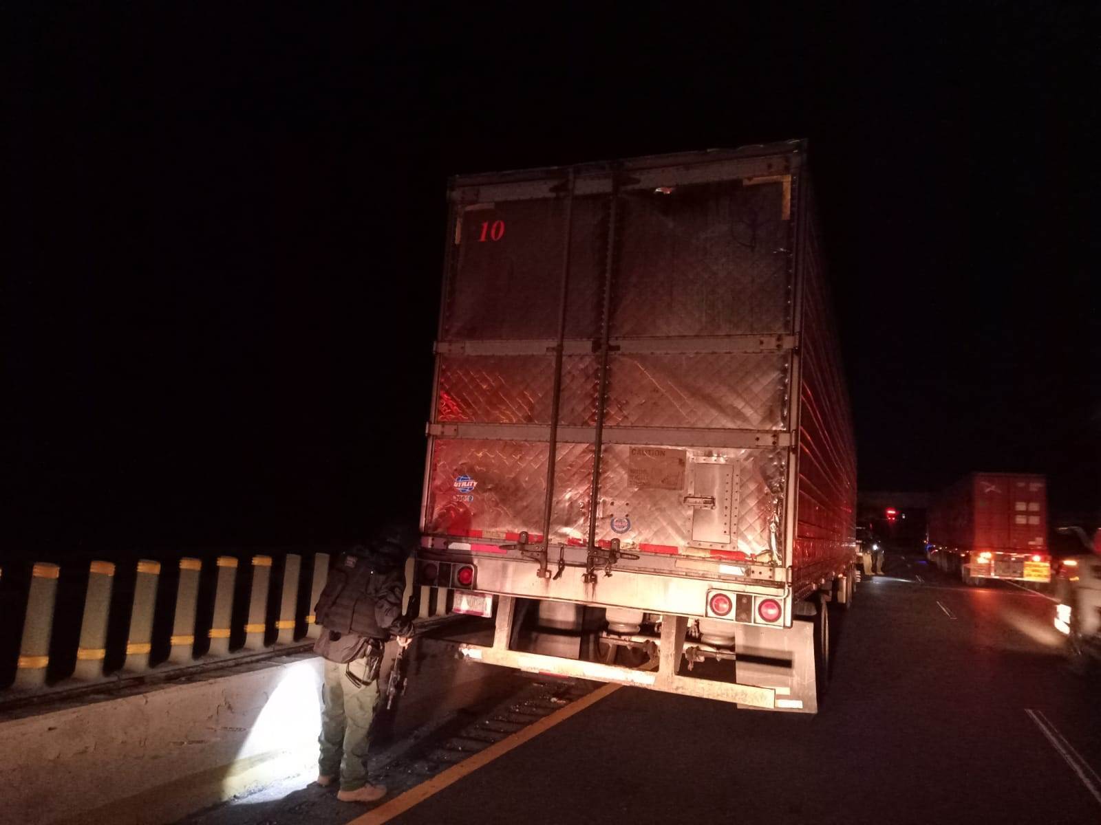 Aseguran  tráiler que transportaba cajas de camarón con valor de 45 mdp sobre la autopista Córdoba-Veracruz