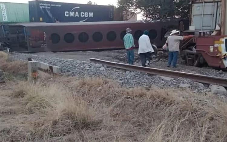 Tráiler intenta ganarle el paso al tren y provoca descarrilamiento, en Michoacán