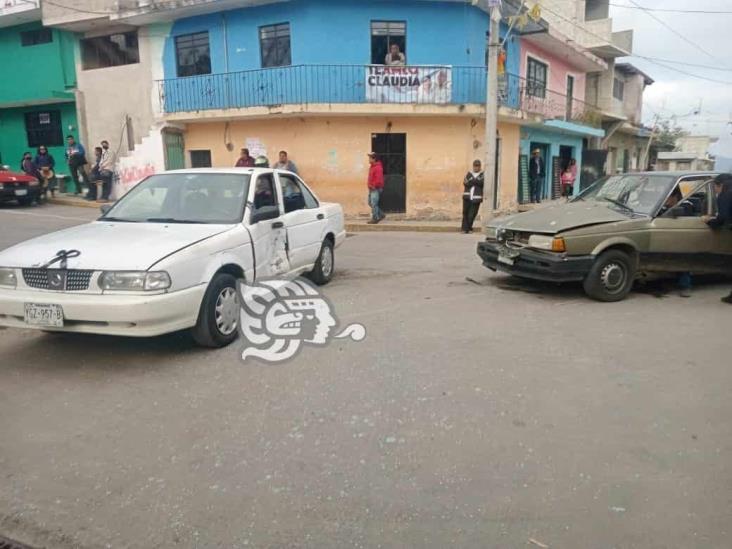 Reportan choque de automóviles en centro de Tonayán