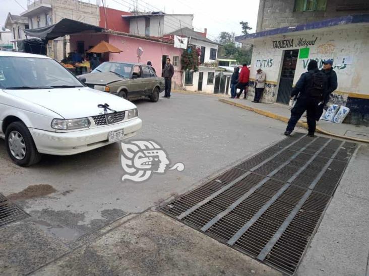 Reportan choque de automóviles en centro de Tonayán