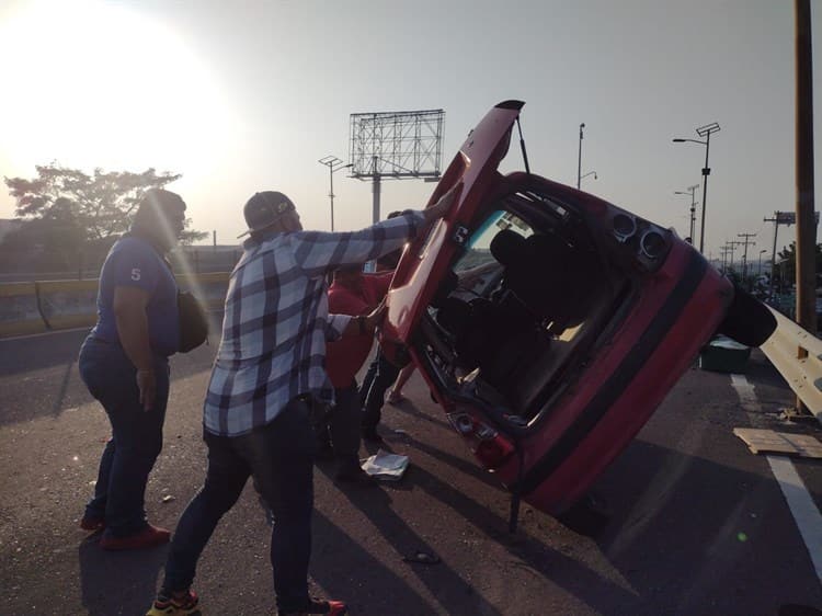 Vuelca automóvil sobre el puente de Las Amapolas en Veracruz; lo aventó otra unidad(+Video)