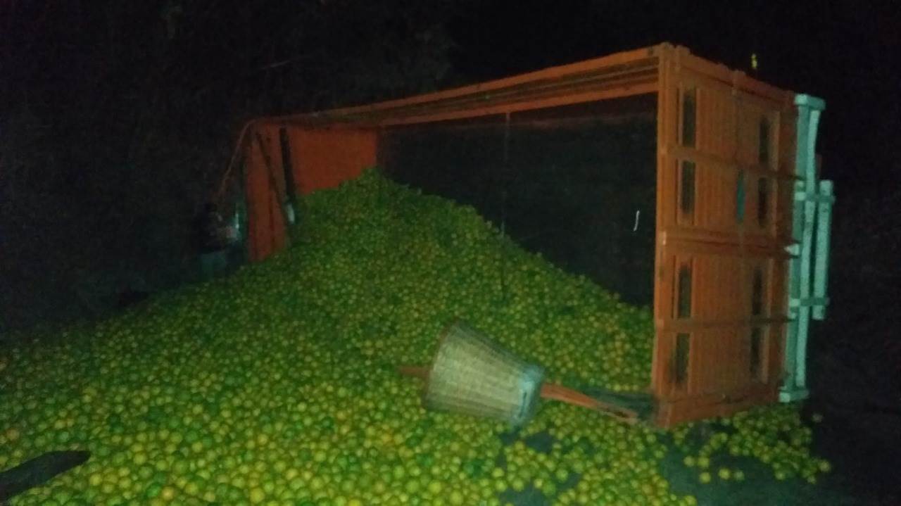 Vuelca camión cargado de naranjas en Tepetzintla; hay 5 heridos y un fallecido