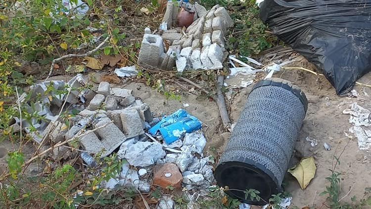 Alertan sobre malos olores que despide un terreno lleno de basura y desechos en Boca del Río