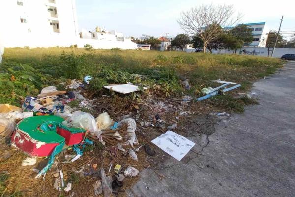 Alertan sobre malos olores que despide un terreno lleno de basura y desechos en Boca del Río