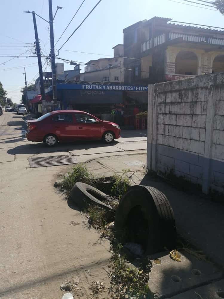 Alcantarillas representan peligro en la López Mateos