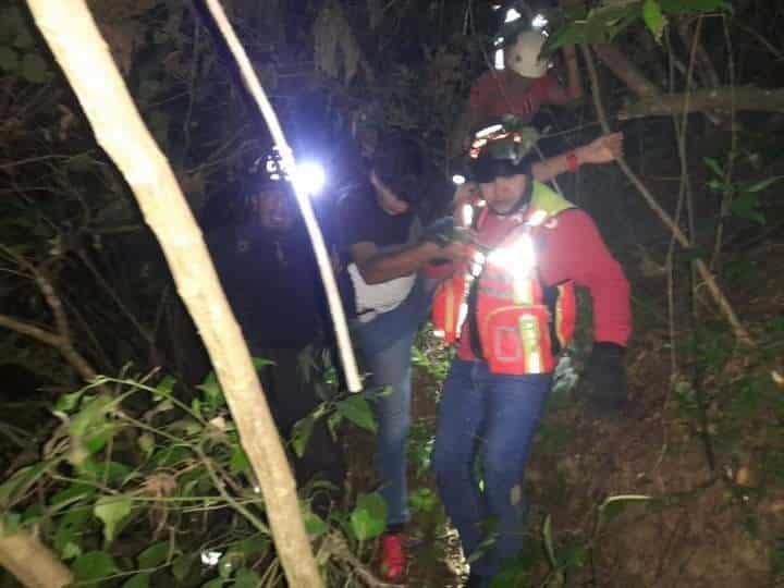 Rescatan a menor de 17 años de un barranco en Fortín