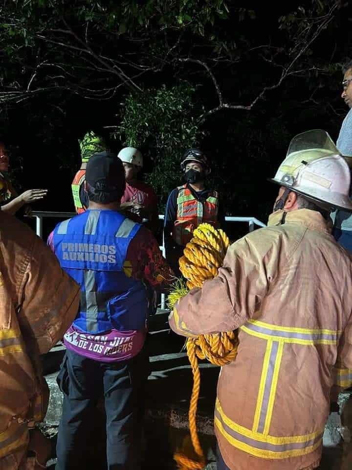 Rescatan a menor de 17 años de un barranco en Fortín